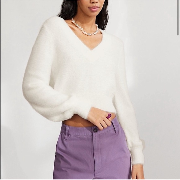 LAST CALL) 
EUC Nordstrom HALOGEN Fuzzy White Women's Cozy Soft V-Neck Sweater - Picture 1 of 7